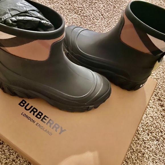 BURBERRY RAIN BOOTS - Picture 2 of 4